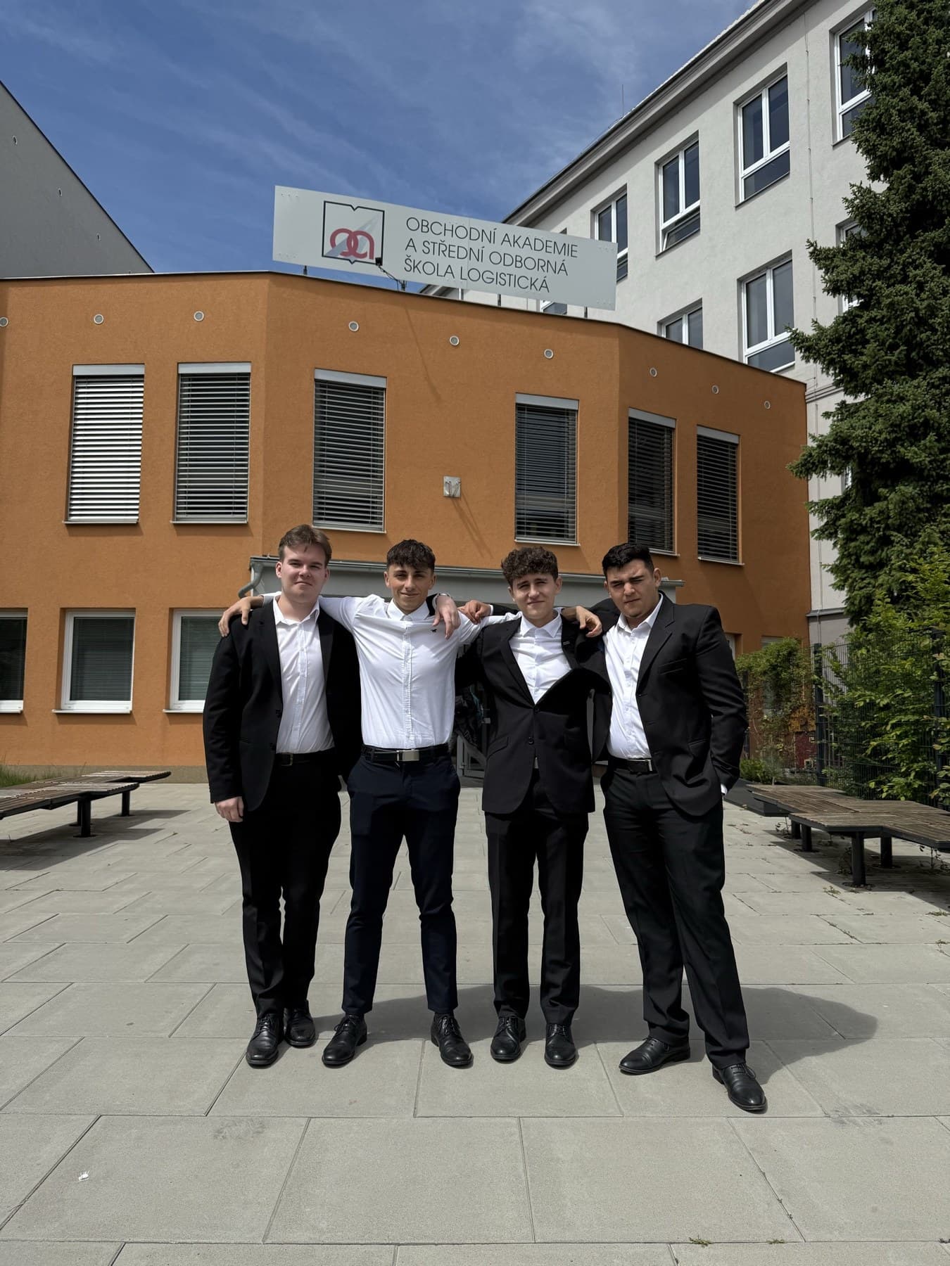 Lukáš Přibyla s kamarády po maturitě před Obchodní akademií Opava